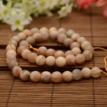 <p>Граненые бусины из натурального солнечного камня (гелиолита), относящегося к полевым шпатам. В низке 23 бусин. Цена за низку.</p>