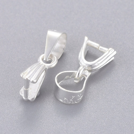 <p>Держатель для кулонов (зажимной бейл). Подходит для бусин-бриолеток (бриолетов) и других бусин с поперечным отверстием сверху. Длина вместе с подвижной петелькой 12 мм., общая длина штырьков - около 4 мм. Оттенок может отличаться от фотографии и в разных поставках. Цена за 1 шт.</p>