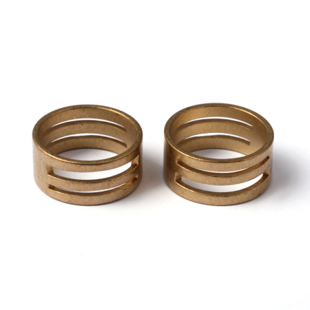 <p>
Приспособление, позволяющее быстро раскрывать и закрывать соединительные колечки. Внутренний диаметр - 17 мм. Цена за 1 штуку. 
Для работы с инструментом наденьте его на подходящий по размеру палец левой (или правой для левшей) руки. Кольцо не обязательно надевать до конца, подойдет любая фаланга пальца. Возьмите соединительное колечко в правую руку пальцами или тонкогубцами. Вставьте колечко в подходящую по размеру прорезь на инструменте таким образом, чтобы разрыв на колечке оказался над поверхностью инструмента. Потянув колечко вбок, вы с легкостью раскроете/закроете его.
</p>
<p>ВНИМАНИЕ: на покрытии возможны пятна.</p>