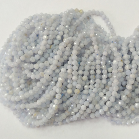 <p>Мелкие граненые бусины из натурального камня - сапфирина (кружевного голубого агата), каменный бисер. Бусины могут немного отличаться по форме и размеру, оттенок может немного отличаться от фотографии.
Эти бусины отлично подходят для серег-кисточек.
Цена за низку примерно 38 см (около 165-225 бусин, низки формируются без подбора по цвету и без проверки на дефекты каждой бусины).</p>