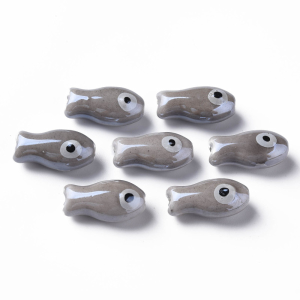 <p>Бусина из фарфора - стилизованная рыбка ручной работы. Бусины сделаны вручную, могут отличаться по форме, рисунку и размеру. Размер отверстия около 1-2 мм. Оттенок может отличаться от фотографии и в разных поставках. Цена за 5 бусин.</p><p>УЦЕНКА: Царапинки (чаще на глазике рыбки), пятнышки, неровности и щербинки, дырочки на глазури; возле отверстий может проглядывать белая основа </p>