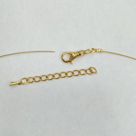 Набор для бус (колье, браслета), тросик цвета античное золото с позолоченными концевиками, карабином и удлинителем, базовый материал - сталь, 1 метр + 7 см <p>Набор для сборки колье, бус или браслета длиной до 107 см. В набор входит 7-жильный ювелирный тросик японского производства толщиной 0.48мм (сталь с нейлоновым покрытием) - около 1 метра, обжимные концевики с соединительными колечками (пара), застежка-карабин с вращающимся основанием 14*7мм и удлиняющая цепочка длиной 4 см. Вся фурнитура позолоченная. Оттенок может отличаться от фотографии и в разных поставках. Цена за 1 набор.</p>