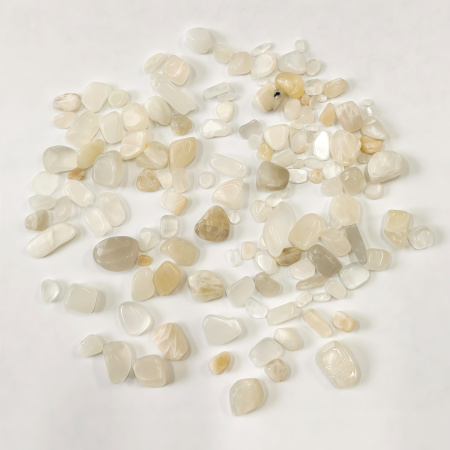 <p>Сколы из камня - натурального белого лунного камня. Без отверстий! Могут существенно отличаться по форме и размеру. Используется для декорирования украшений, шкатулок, картин и т.д. Также ее можно насыпать в стеклянную бутылочку или бижутерную сетку. Оттенок может отличаться от фотографии и в разных поставках. Цена за упаковку 20 грамм (около 60-100 шт.).</p>