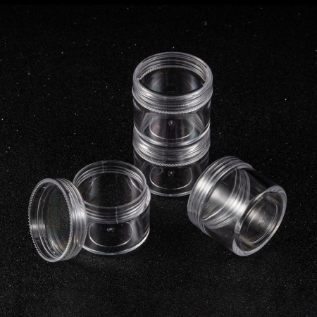 <p>Баночка для хранения бисера, бусин, мелкой фурнитуры и т.д. из качественного прозрачного пластика. Крышечка плотно завинчивается. Диаметр 3,9 см. Высота 3.3 см. На баночках возможны небольшие потертости. Цена за 1 баночку.</p>