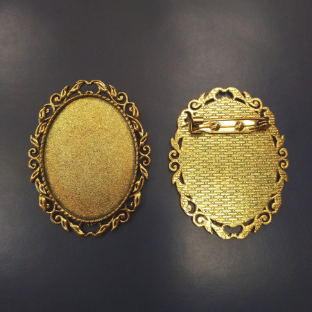 Рамка - основа для броши, 51х40мм (внутренний размер 40х30мм), с растительным узором, базовый материал - цинковый сплав, золотистого цвета с чернением, 2 шт. Рамка - основа для броши, 51х40мм (внутренний размер 40х30мм), с растительным узором, базовый материал - цинковый сплав, золотистого цвета с чернением, 2 шт.