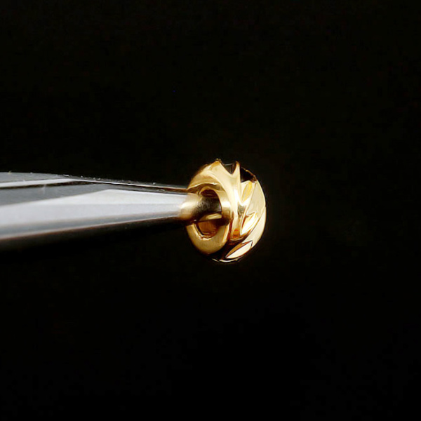 Бусина металлическая, 5х2мм, Корея, рондель, кольцо с алмазными гранями, базовый материал - латунь, позолоченное, 5 шт. <p>Качественная корейская фурнитура класса люкс. Металлическая бусина - рондель в форме кольца с насечками (алмазными гранями). За счёт текстуры бусины очень красиво блестят. Диаметр отверстия - около 1.8 мм, отверстие сделано не очень аккуратно. Материал - латунь, покрытие - позолота 16 карат. Оттенок может отличаться от фотографии и в разных поставках. Бусины могут немного отличаться по форме и размеру. Цена за 5 шт.
</p>