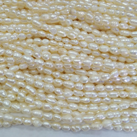 <p>
Бусины из культивированного пресноводного жемчуга в форме риса. Бусины могут довольно сильно отличаться по форме и размеру. Цвет в разных низках варьируется от белого до айвори. Оттенок может отличаться от фотографии и от партии к партии. Цена за низку длиной примерно 32 см (около 50-65 жемчужин, в зависимости от размера). Низки формируются без проверки на дефекты каждой бусины и без подбора по цвету, форме, размеру.
</p>
<p> УЦЕНКА: часть бусин матовые, имеют неровности.</p>