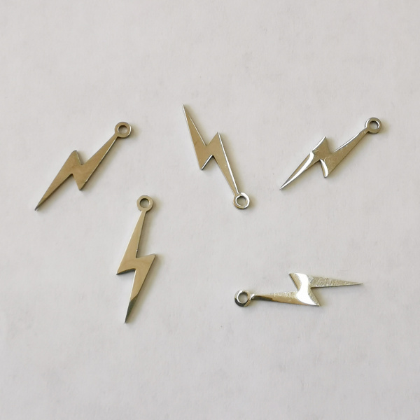 <p>Не темнеющая фурнитура из нержавейки. Гладкая плоская двусторонняя подвеска - молния из нержавеющей гипоаллергенной стали (марка 201: используется в пищевой промышленности, не окисляется, не темнеет, не облезает). Можно использовать для гравировки. Эти подвески отлично подходят для создания серег и кулонов. Кончик молнии довольно острый, рекомендуем снимать украшения с этими подвесками перед сном. Оттенок может отличаться от фотографии, на поверхности возможны небольшие царапинки. Цена за 5 шт.</p>