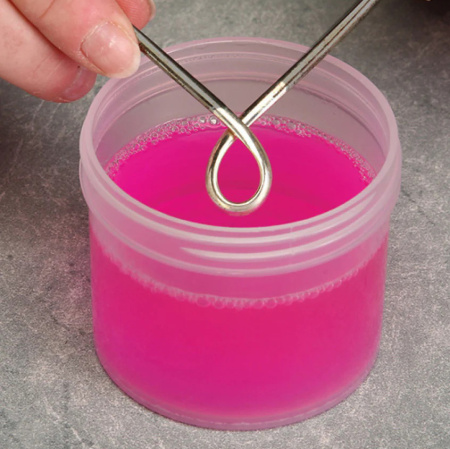 <p>Жидкость Instant Tarnish Remover для моментальной очистки от потемнения изделий из серебра, золота, меди, латуни. Также подходит для посеребренных/позолоченных вещей, но воздействие должно быть очень краткосрочным, чтобы покрытие не разъелось. Цвет жидкости в разных партиях может варьироваться от почти прозрачного до ярко-розового. 
Инструкция в полном описании. Цена за 1 баночку 118 мл.</p><p>УЦЕНКА: во время транспортировки жидкость немного просочилась, видны высохшие следы подтеков на упаковке и под крышкой; визуально жидкости в баночке столько, сколько и должно быть.</p>