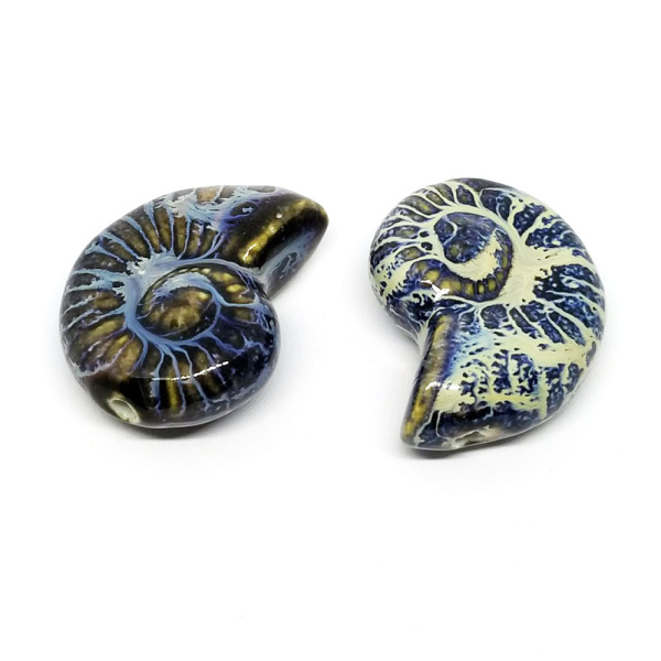 <p>Крупная эффектная керамическая бусина - ракушка ручной работы. Бусина покрыта глазурью светло-бежевого цвета с сине-голубыми и коричневыми узорами. Цвет может отличаться от фотографии. Бусины могут отличаться по форме и размеру, рисунок на каждой бусине уникален. Диаметр отверстия - около 3 мм. Отверстие может быть сделано не очень аккуратно. Цена за 1 бусину.</p><p>Внимание: Возле отверстия также возможны сколы, отсутствие глазури.</p>