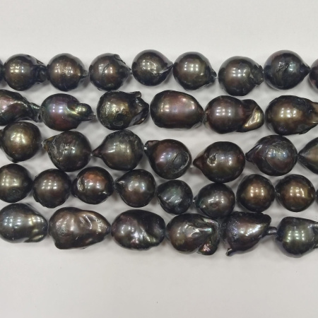 <p>Бусины из культивированного пресноводного жемчуга Кеши (Касуми лайк) - округлые и каплевидные бусины неправильной формы. Сорт 2. Размер 11-27 мм. Цвет темно-лиловый с радужным отливом. Оттенок может отличаться от фотографии и в разных поставках. Форма каждой жемчужины уникальна. Цена за низку из 6 жемчужин. Низки формируются производителем без проверки каждой жемчужины на дефекты и без подбора по форме, размеру, цвету.</p><p>ВНИМАНИЕ: на бусинах возможны щербинки естественного происхождения.</p>