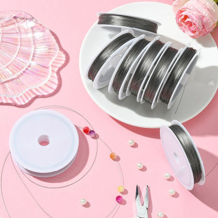 <p>Бюджетный вариант ювелирного тросика. Цвет стальной (темно-серый). Оттенок может отличаться от фотографии и в разных поставках. Толщина может отличаться от указанной на плюс-минус 0,05 мм. Цена за катушку около 60-70 метров. Тросик в катушке может состоять из нескольких кусков.</p>