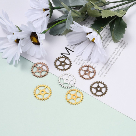 <p>Набор декоративных элементов - шестеренок из металлического сплава. Эти шестеренки могут также использоваться как подвески или соединительные элементы. Отлично подойдут для украшений в стиле стимпанк (steampunk). Возможные цвета: золото, бронза, медь, тибетское серебро. Оттенок может отличаться от фотографии и в разных поставках. Цена за 20 шестерёнок случайного цвета.</p>