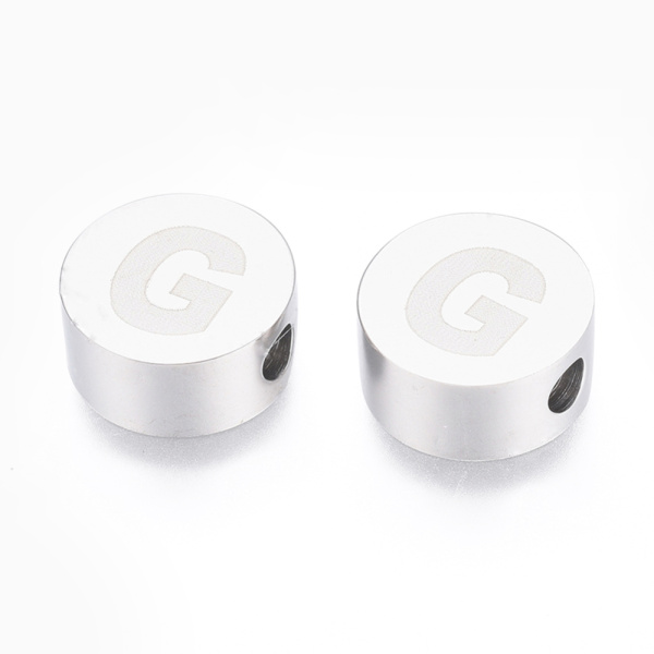 <p>Тяжеленькая гладкая бусина-подушечка (плоский круг) из нержавеющей стали (марка 304: используется в пищевой и медицинской промышленности, не окисляется, не темнеет, не облезает, гипоаллергенная). На одной стороне выгравирована буква английского алфавита. Оттенок может отличаться от фотографии. Диаметр отверстия - около 2.4 мм. Не темнеющие бусины с буквами отлично подходят для создания браслетов, чокеров, булавочек на коляску, брелоков. Цена за 1 шт.</p>