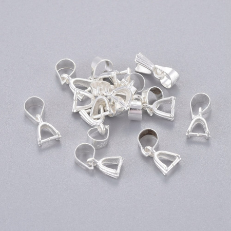 <p>Держатель для кулонов (зажимной бейл). Подходит для бусин-бриолеток (бриолетов) и других бусин с поперечным отверстием сверху. Длина вместе с подвижной петелькой 12 мм., общая длина штырьков - около 4 мм. Оттенок может отличаться от фотографии и в разных поставках. Цена за 1 шт.</p>