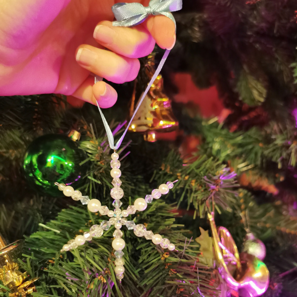 <p>Набор металлических заготовок для создания снежинок. Наденьте на проволочную основы бусины, затем сделайте на концах лучиков небольшие петельки круглогубцами. Такую снежинку можно использовать как елочное украшение, брелок или кулон. Цена за упаковку (8 заготовок).</p>