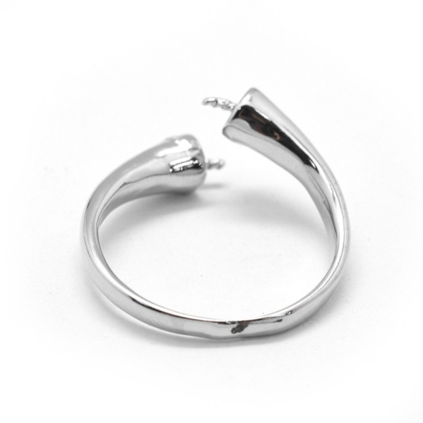 <p>Необычная эффектная основа для кольца, размер регулируется. Основа представляет собой кафф, на концах основы имеются чаши с внутренним диаметром около 4 мм и вкручивающимся штифтом диаметром около 1 мм и длиной около 5 мм. Данная основа подходит для бусин диаметром от 5мм, лучше использовать полупросверленные бусины. Цвет стальной, оттенок может отличаться от фотографии. На дополнительных фотографиях представлен пример использования с бусинами 8-9 мм. Цена за 1 шт.</p>