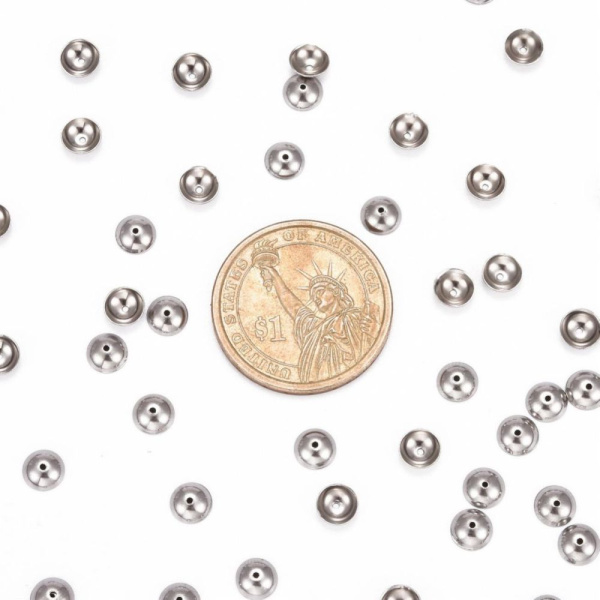 <p>Лаконичный обниматель (шапочка, чашечка) для бусин в форме выпуклого диска, гладкий. Фурнитура для бижутерии из нержавеющей стали (марка 304: используется в пищевой промышленности, не темнеет, не облезает, гипоаллергенная). Оттенок может отличаться от фотографии и в разных поставках. Размер отверстий может отличаться у разных обнимателей. Цена за 50 шт.</p>