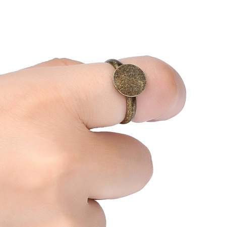 <p>Основа для кольца с платформой 10 мм цвета античной бронзы. Оттенок может отличаться от фотографии и в разных поставках. Размер регулируется. Цена за 5 шт.</p><p>Внимание: платформа может быть смещена относительно центра, припаяна под небольшим наклоном. На платформе сзади может быть виден припой.</p>