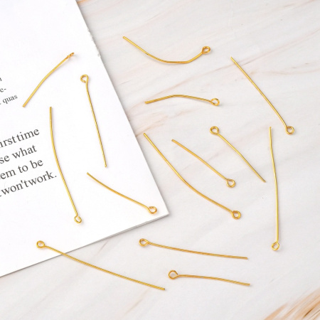 <p>Бюджетные пины с петлей, цвет золотистый. Микс размеров: длина от 1.6 до 5 см, диаметр пинов около 0,7 мм. На покрытии возможны пятнышки. Цена за упаковку 10 грамм (около 70-90 штук в зависимости от соотношения длинных и коротких пинов).</p>