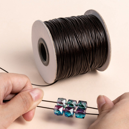 <p>Тонкий плетеный вощеный синтетический (полиэстеровый) шнур, цвет тёмно-коричневый. Толщина может немного отличаться от заявленной. К этому шнуру лучше брать концевики с внутренним диаметром 0.9-1 мм - в меньший концевик шнур может быть сложно вставить из-за распушенного кончика. Оттенок может отличаться от фотографии. По возможности, продается цельным куском, однако, может поставляться несколькими отрезами. Цена за 10 метров. </p>