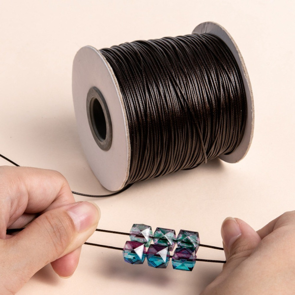 <p>Тонкий плетеный вощеный синтетический (полиэстеровый) шнур, цвет тёмно-коричневый. Толщина может немного отличаться от заявленной. К этому шнуру лучше брать концевики с внутренним диаметром 0.9-1 мм - в меньший концевик шнур может быть сложно вставить из-за распушенного кончика. Оттенок может отличаться от фотографии. По возможности, продается цельным куском, однако, может поставляться несколькими отрезами. Цена за 10 метров. </p>