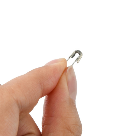 <p>
Бюджетные английские (безопасные) булавки стального цвета. Оттенок может отличаться от фотографии. Можно использовать для создания брошек, прикрепления ценников, декора сумок. Цена за упаковку 10 грамм (около 80 штук, фасуются без проверки на дефекты).
</p>