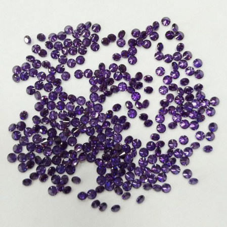 <p>Ювелирные кристаллы (стразы) из фианита (Cubic Zirconia), бриллиантовая огранка. Качество А.
Форма круглая, различные оттенки фиолетового (могут попасться как все фианиты одного цвета, так и разные). Оттенок может отличаться от фотографии и в разных поставках. Цена за 100 шт.</p>