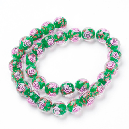 <p>Стеклянная бусина лэмпворк ручной работы. Бусина зеленого цвета со спиральным узором розового цвета и золотистыми блестками. Оттенок может отличаться от фотографии. Диаметр отверстий - около 1.2-1.6 мм. Бусины могут немного отличаться по форме и размеру. Цена за 2 шт.</p>