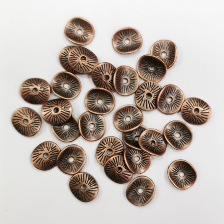 <p>
Бусина в форме слегка изогнутого диска с насечками. Напоминает тыльную сторону грибной шляпки. Изготовлена из бижутерного сплава с покрытием под античную медь. Размер отверстия около 1.1 мм. Толщина металла - около 1 мм. Оттенок может отличаться от фотографии и в разных поставках. На покрытии возможны пятнышки. Цена за 10 грамм (около 27 штук, фасуются без проверки на дефекты).
</p>