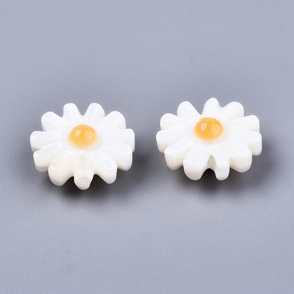 <p>
Бусина в форме плоского цветочка - стилизованной ромашки из натурального перламутра, с выпуклой окрашенной серединкой. Цвет от белоснежного до айвори, может отличаться от фотографии и в разных поставках. Цвет серединки ярко-жёлтый, серединка может быть не точно по центру. Бусины могут немного отличаться по форме и размеру. Диаметр бусины около 9-11 мм, толщина примерно 3 мм с краю и 4 мм по центру. Цена за 2 бусины.
</p>