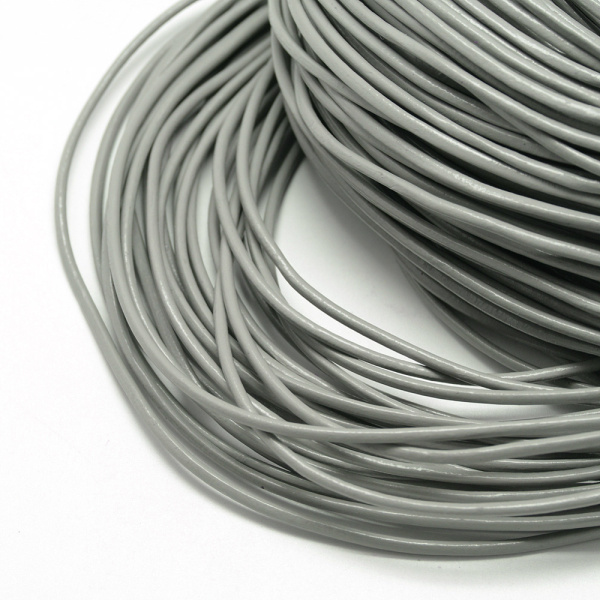 <p>Шнур из натуральной спрессованной кожи, окрашенный в серый цвет. Оттенок может отличаться от фотографии и в разных поставках. По возможности, продается цельным куском, однако, может поставляться несколькими отрезами. Цена за 2 метра.</p><p>ВНИМАНИЕ: шнур прокрашен неравномерно, возможны разводы более светлого цвета.</p>