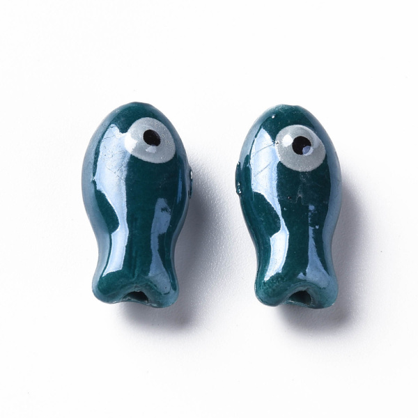 <p>Бусина из фарфора - стилизованная рыбка ручной работы. Бусины сделаны вручную, могут отличаться по форме, рисунку и размеру. Размер отверстия около 1-2 мм. Оттенок может отличаться от фотографии и в разных поставках. Цена за 5 бусин.</p>
<p>ВНИМАНИЕ: возможны царапины, пузырьки на покрытии.</p>