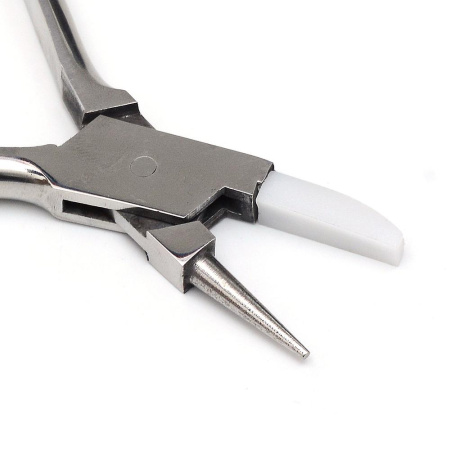 <p>Круглогубцы для изготовления украшений и работы с проволокой. Позволяют делать колечки с внутренним диаметром от 2 до 5.5 мм. Одна из губок плоская, с пластиковой насадкой: хорошо подходят для работы с толстой мягкой проволокой. Цена за 1 шт.</p>