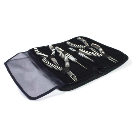 <p>Удобный набор высококачественных инструментов Bead Smith Zebra для хобби и рукоделия в компактном чехле - пенале на молнии. Пенал и ручки инструментов имеют узор, стилизованный под зебру. Размер пенала 24*11*3.5 см, длина инструментов около 13 см.
Набор отлично подходит для создания украшений: все инструменты гладкие, без насечек. Инструменты сделаны из прочного металла и имеют ручки с нескользящим покрытием.
В комплект входят: бокорезы (кусачки, не подходят для жесткой и толстой проволоки!), круглогубцы, тонкогубцы, плоскогубцы, пинцет, надфиль с тремя сменными насадками (насадки хранятся внутри раскручивающейся ручки надфиля). Пенал в разных поставках может быть тканевый или под кожу.
Инструменты выглядят очень эффектно, станут отличным подарком, хорошо подойдут для мастеров, которые публикуют процессы создания украшений в Instagram.
На ручках возможны синие пятнышки. Ткань внутри пенала может быть немного повреждена инструментами. 
Произведено американской компанией BeadSmith (БидСмит) в Пакистане. Цена за 1 набор.</p>