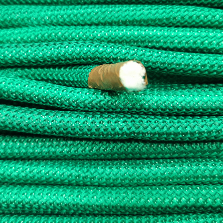 <p>Толстый плетеный синтетический шнур-змейка. Очень прочный, при этом довольно гибкий и мягкий, слегка тянется. Цвет голубовато-зеленый, часть нитей более темные. Оттенок может отличаться от фотографии и в разных поставках. Плетение не очень плотное, сквозь нити может проглядывать сердечник, отличающийся по цвету (белый). Толщина около 1 см, может немного отличаться от заявленной. Можно использовать в качестве основы для создания колье или браслетов, он может послужить альтернативой бисерному жгуту. Произведен в Греции. Цена за отрезок длиной примерно 90 см. При покупке нескольких единиц, по возможности, отрезается цельным куском.</p>