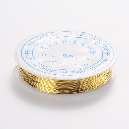 Проволока гибкая, 0.6мм, средней жесткости, золотистого цвета, 8 метров, катушка <p>Медная проволока с покрытием золотистого цвета. Оттенок может отличаться от фотографии в разных поставках. Намотка может состоять из нескольких частей. Цена за катушку около 8 метров.</p><p>ВНИМАНИЕ: на покрытии возможны пятнышки, дизайн этикетки может отличаться от фотографии.</p>