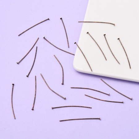 <p>Бюджетные пины со шляпкой, железо с медным покрытием. Длина 4 см, диаметр пина около 0,7 мм. Шляпка на пинах может быть не симметрична. Оттенок может отличаться от фотографии и в разных поставках. Цена за упаковку 10 грамм (примерно 55 штук).</p>