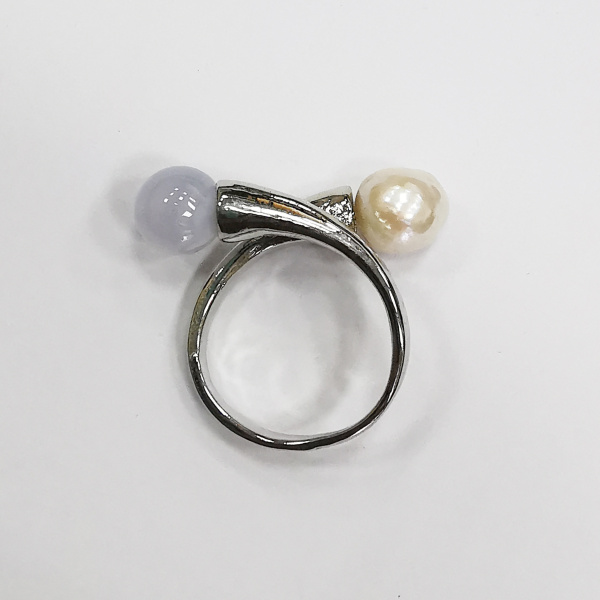 <p>Необычная эффектная основа для кольца, размер регулируется. Основа представляет собой кафф, на концах основы имеются чаши с внутренним диаметром около 4 мм и вкручивающимся штифтом диаметром около 1 мм и длиной около 5 мм. Данная основа подходит для бусин диаметром от 5мм, лучше использовать полупросверленные бусины. Цвет стальной, оттенок может отличаться от фотографии. На дополнительных фотографиях представлен пример использования с бусинами 8-9 мм. Цена за 1 шт.</p>