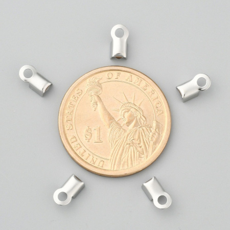 Не темнеющая фурнитура. Качественный и крепкий обжимной концевик из нержавеющей стали с внутренним размером около 3 мм (подходит также для круглых шнуров толщиной 2-2.5 мм). Цена за пару. Хорошо подходит для:
шнура
нескольких тонких шнуров
Можно использовать также для:
узкой ленты