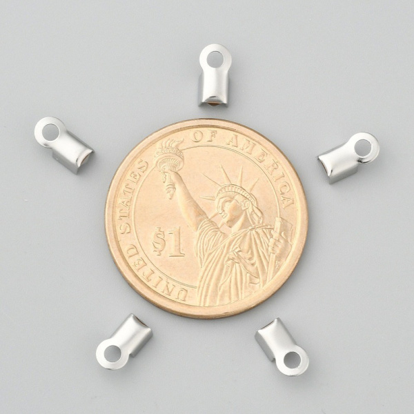 Не темнеющая фурнитура. Качественный и крепкий обжимной концевик из нержавеющей стали с внутренним размером около 3 мм (подходит также для круглых шнуров толщиной 2-2.5 мм). Цена за пару. Хорошо подходит для:
шнура
нескольких тонких шнуров
Можно использовать также для:
узкой ленты