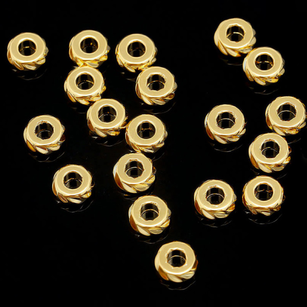 Бусина металлическая, 5х2мм, Корея, рондель, кольцо с алмазными гранями, базовый материал - латунь, позолоченное, 5 шт. <p>Качественная корейская фурнитура класса люкс. Металлическая бусина - рондель в форме кольца с насечками (алмазными гранями). За счёт текстуры бусины очень красиво блестят. Диаметр отверстия - около 1.8 мм, отверстие сделано не очень аккуратно. Материал - латунь, покрытие - позолота 16 карат. Оттенок может отличаться от фотографии и в разных поставках. Бусины могут немного отличаться по форме и размеру. Цена за 5 шт.
</p>