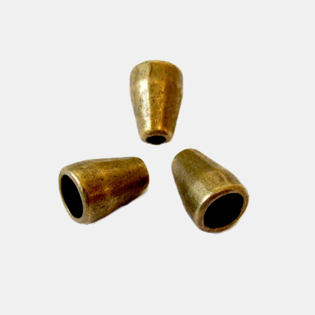 <p>Гладкий лаконичный конус бронзового цвета с небольшим чернением. Можно использовать как обниматель, концевик для кисточки или бисерных жгутов. Внутренний диаметр с одной стороны - около 5.5 мм, со второй - около 2.5 мм. На покрытии возможны небольшие неровности. Оттенок может отличаться от фотографии и в разных поставках. Цена за 1 шт.</p>
