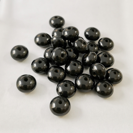 <p>Каменные бусины в форме шайбы (рондели), диаметр примерно 9-10мм, толщина 5-7 мм. Натуральный грузинский гагат (гишер). Гелатско-Ткибульское месторождение (Кутаиси). Бусины немного отличаются по форме и размеру, отверстие около 1 мм. На поверхности могут встречаться небольшие щербинки естественного происхождения, обусловленные натуральным происхождением камня. Цена за упаковку 10 штук.</p>
<p>Этот гагат добывается и обрабатывается на небольшом семейном предприятии, по старинным технологиям, бережно сохраненным до наших дней.</p>