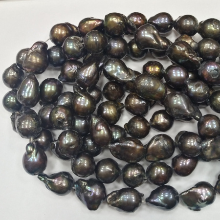 <p>Бусины из культивированного пресноводного жемчуга Кеши (Касуми лайк) - округлые и каплевидные бусины неправильной формы. Сорт 2. Размер 11-27 мм. Цвет темно-лиловый с радужным отливом. Оттенок может отличаться от фотографии и в разных поставках. Форма каждой жемчужины уникальна. Цена за низку из 6 жемчужин. Низки формируются производителем без проверки каждой жемчужины на дефекты и без подбора по форме, размеру, цвету.</p><p>ВНИМАНИЕ: на бусинах возможны щербинки естественного происхождения.</p>