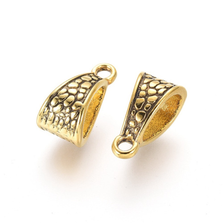 <p>Крупный бейл (держатель для кулона или подвески) с каплеобразным отверстием. Узор напоминает змеиную или крокодилью кожу. Хорошо будет смотреться с широкой лентой или толстым шнуром. Размер отверстия примерно 8.5*5.5 мм. Оттенок может отличаться от фотографии и в разных поставках. Цена за 10 шт.</p>