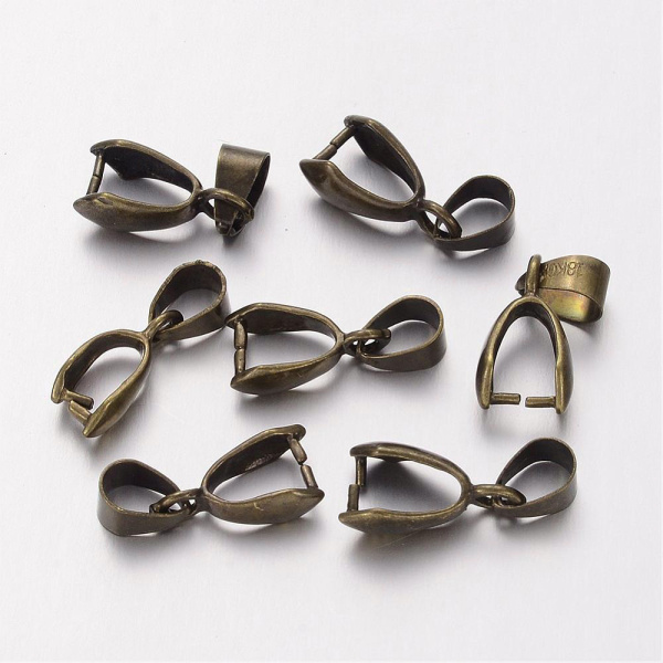 <p>Держатель для кулонов (зажимной бейл). Подходит для бусин-бриолеток (бриолетов) и других бусин и подвесок с поперечным отверстием сверху. Общая длина 20 мм, для кулонов толщиной 4-6 мм. Оттенок может отличаться от фотографии и в разных поставках. Цена за 1 шт.</p><p>ВНИМАНИЕ: неравномерный цвет покрытия, возможны пятнышки, неровности.</p>