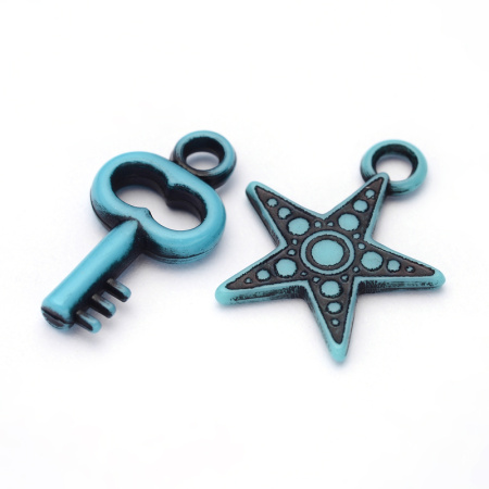 <p>
Набор акриловых бусин и подвесок, микс случайных форм и цветов в сине-голубых тонах. Элементы в наборе могут отличаться от представленных на фотографии. Цена за набор 50 грамм (около 65-130 бусин/подвесок в зависимости от размера, фасуются без проверки на дефекты и без подбора по форме, цвету, размеру).
</p>