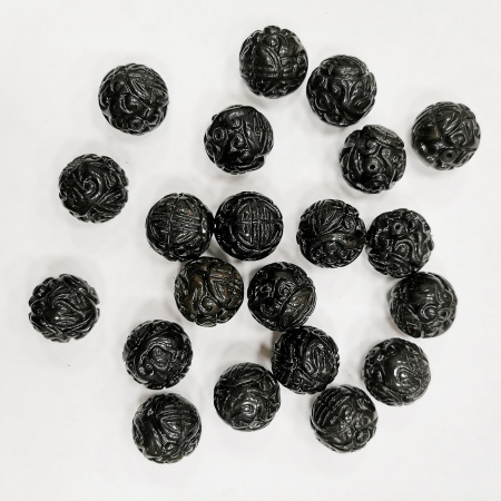 <p>Круглые бусины с резным узором из натурального камня - чёрного обсидиана, могут попадаться бусины с коричневатым и зеленоватым оттенком. Оттенок может отличаться от фотографии и в разных поставках. Ручная резьба по камню. Сорт 2: на бусинах возможны небольшие трещинки и сколы. Бусины могут немного отличаться по форме и размеру. Цена за 1 бусину.</p>