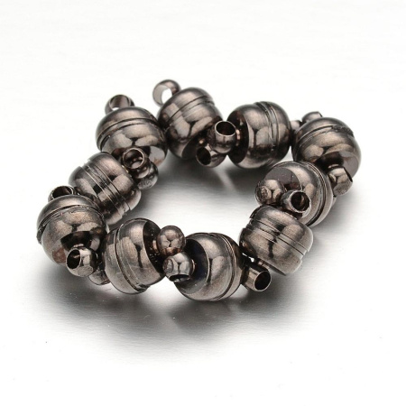 <p>Магнитная застежка цвета вороненой стали. Цвет черный металлик, оттенок может отличаться от фотографии. Магниты очень сильные. Диаметр петелек - 1.5 мм. Цена за 5 шт.</p>